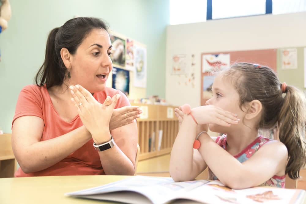 Une femme apprenant la langue des signes à une enfant