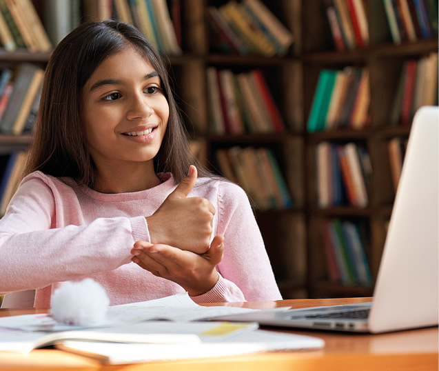 Jeune fille pratiquant la langue des signes