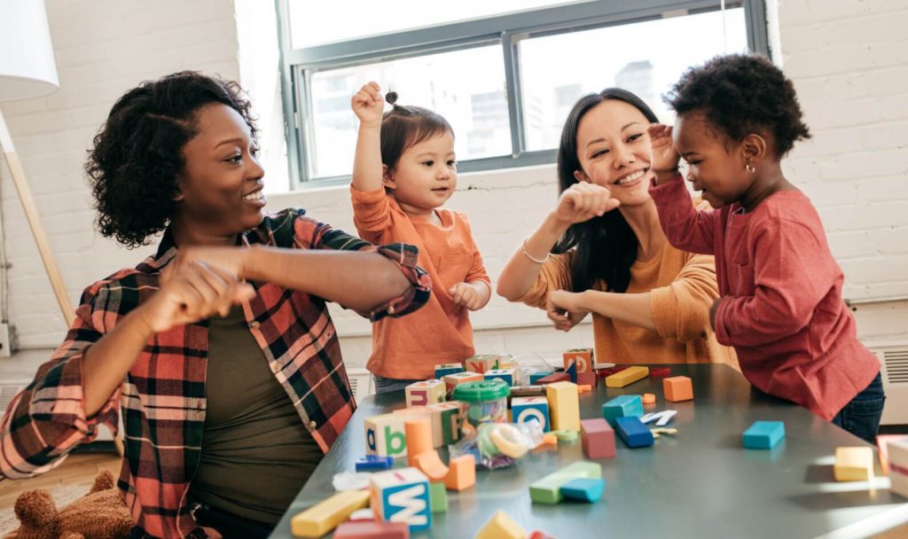 Parents et enfants à l'école apprenant la langue des signes